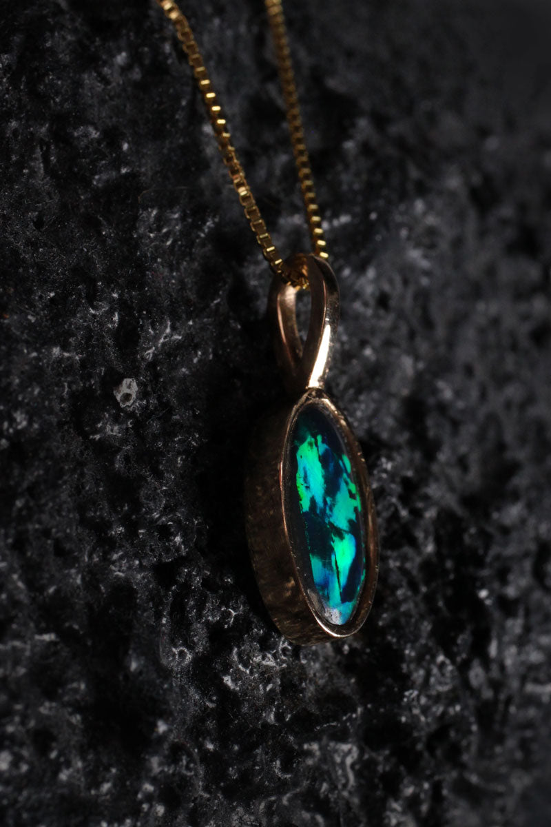 Svart opal 14k guldhänge