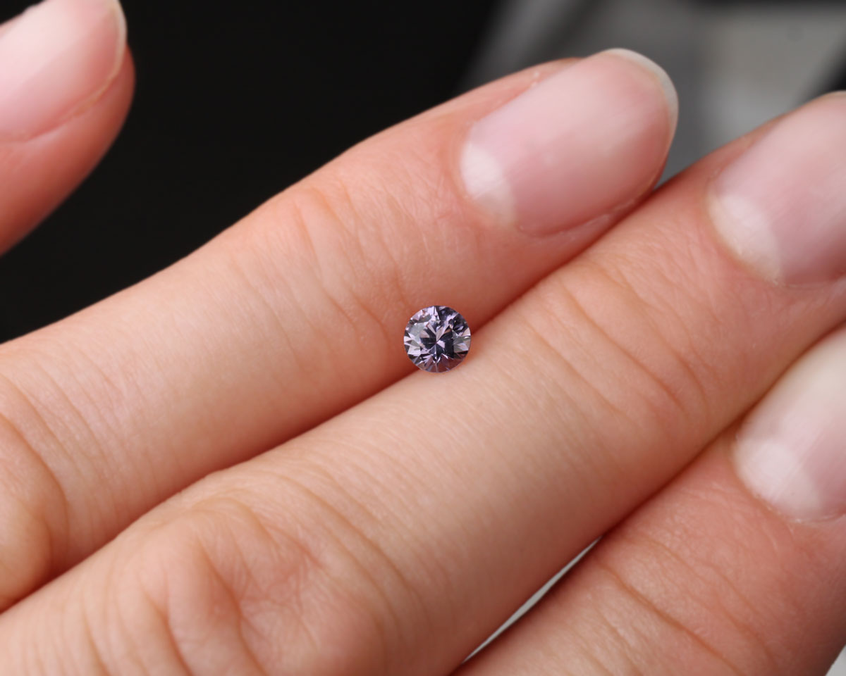 Spinel round 4 mm 0.28 ct