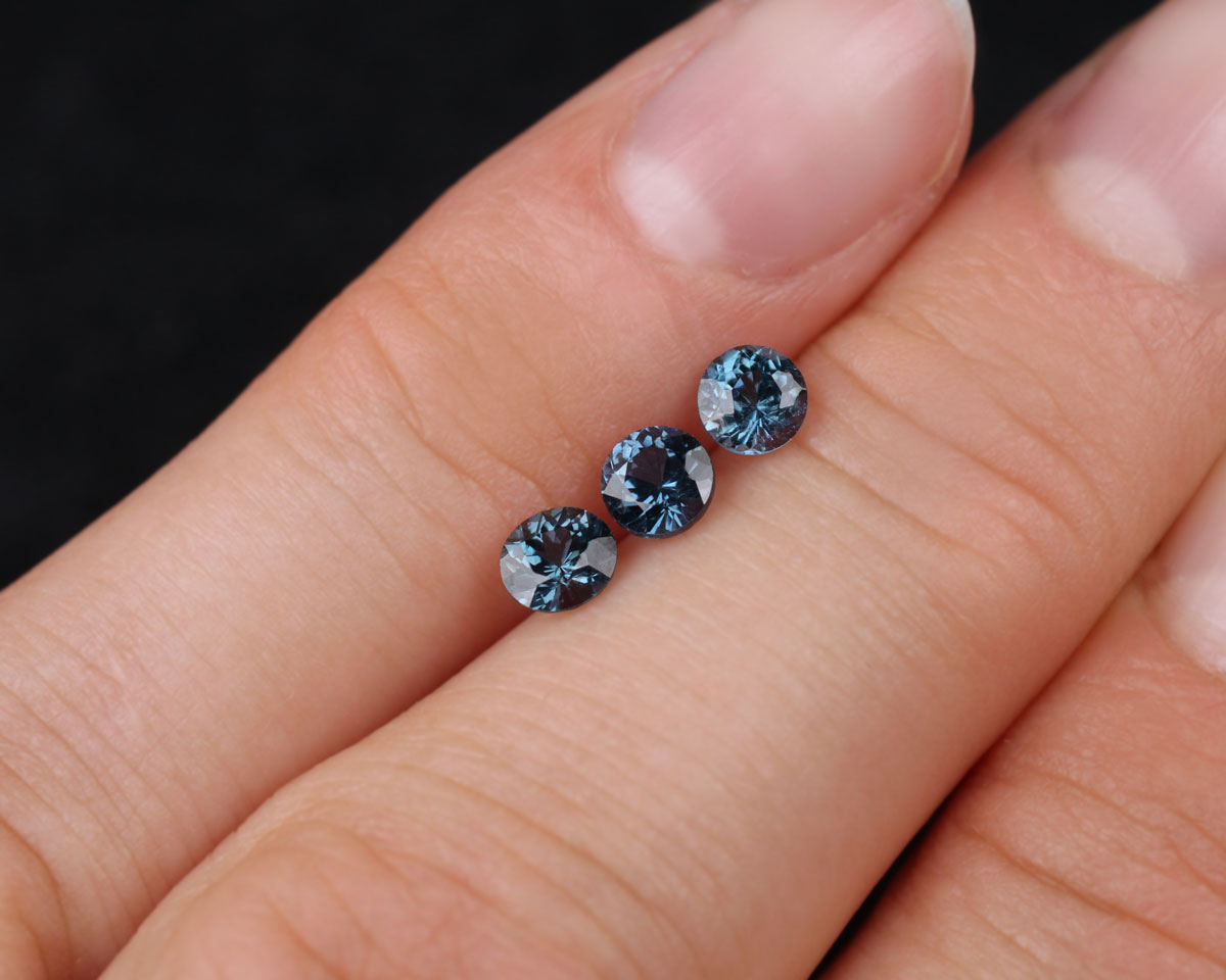 Spinel lot round blue 4 mm 0.85 ct