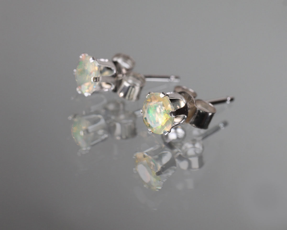 Örhängen med opal, 6 mm