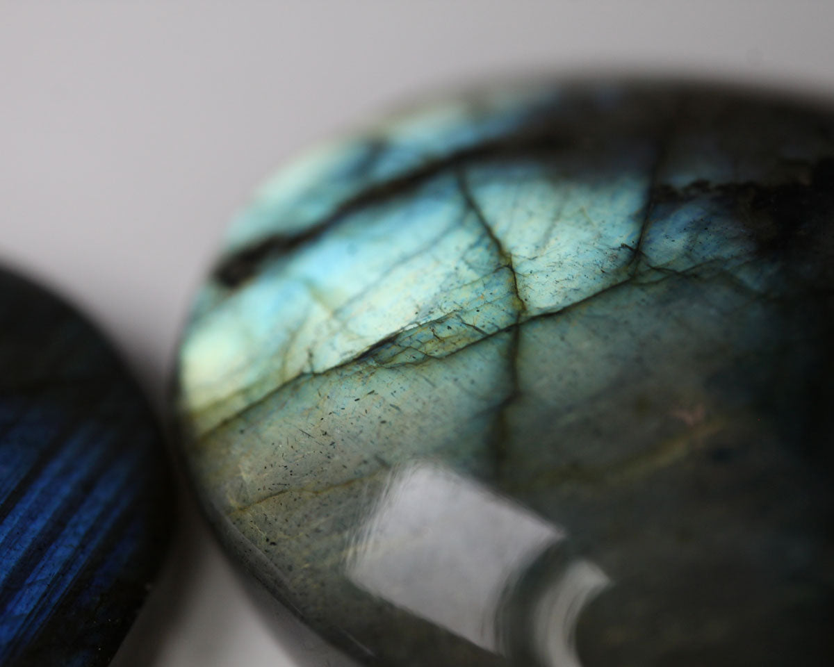 Spektrolit Cabochon oval 30x21 mm