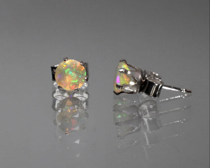 Örhängen med opal, 6 mm