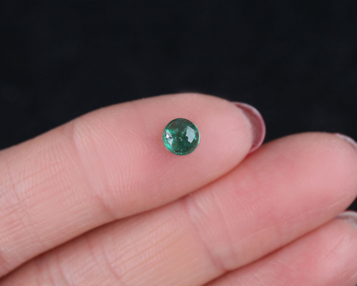 Cabochon cut Shakiso Emerald round 5 mm 0.55 ct