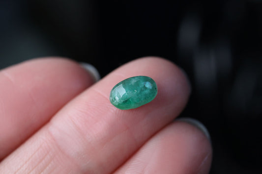 Shakiso Emerald cabochon oval 8 mm 1.23 ct